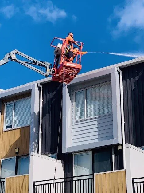 Facade wash from a platform basket